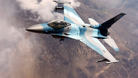 JAV naikintuvas &bdquo;F-16 Falcon&ldquo; maskuojamosios spalvos imituoja prie&scaron;o &bdquo;Mig&ldquo;