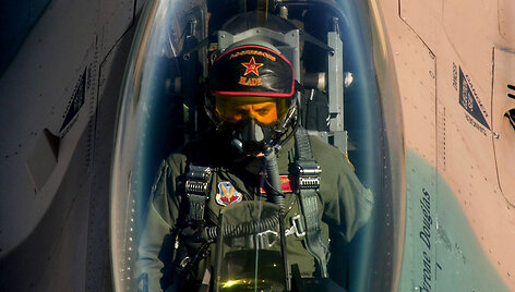 Viskas turi būti kuo arčiau realybės. &bdquo;F-16 Fighting Falcon&ldquo; pilotas pasidabinęs prie&scaron;ininko atributika