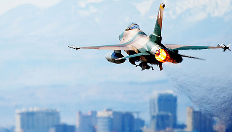 &bdquo;Agresoriaus&ldquo; naikintuvas F-16 kyla į orą Nevados valstijoje 