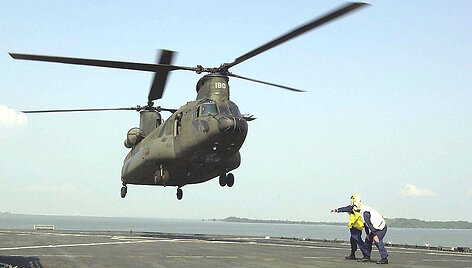 Singapūro KOP sraigtasparnis CH-47 leidžiasi ant JAV laivo denio