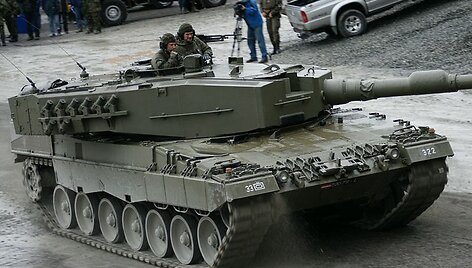 Austrų kariuomenės tankas &bdquo;Leopard 2&ldquo;