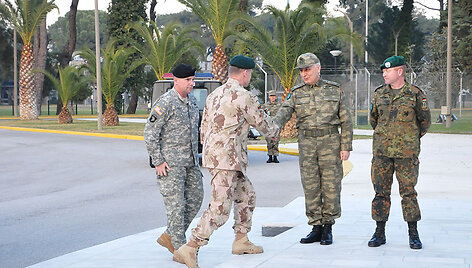Gen. ltn. A.Pocius sveikinasi su Turkijos armijos generolu majoru Uğuru Tar&ccedil;inu (kairėje gen. ltn. Frederickas Benas Hodgesas)
