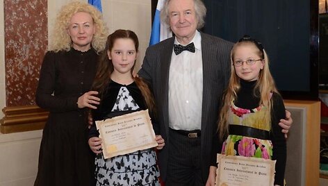 Jaunosios pianistės Vaiva Mitkutė ir Marija Gu&scaron;čiūtė su mokytoja ir komisijos pirmininku