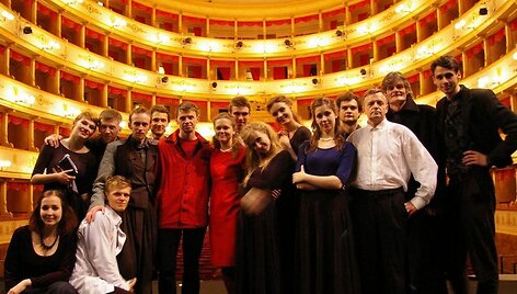 &bdquo;Dievi&scaron;kosios komedijos&ldquo; aktoriai po spektaklio Modenos teatre