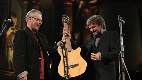 Rimantas Bagdzevičius Vytauto Kernagio vardo gitarą įteikia Gediminui Storpir&scaron;čiui