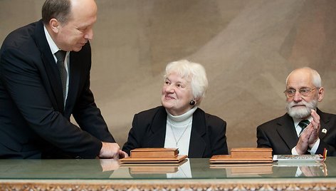 Premjeras Andrius Kubilius sveikina valstybine Jono Basanavičiaus premija apdovanotus Vitalį Pranciškų Stepulį ir Živilę Antaniną Mačionienę