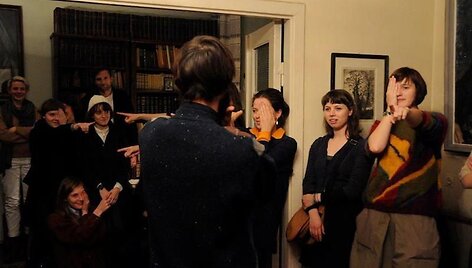 Alex Cecchetti trijų dalių performansas &bdquo;Naktį blogų žodžių nematyti&ldquo; 
