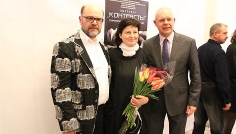 Remigijus ir Indrė Kriukai su LR ambasadoriumi Renatu Norkumi