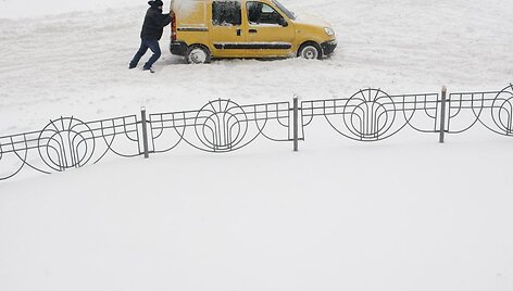 Ukrainoje gausiai prisnigus, paskelbta ypatingoji padėtis.