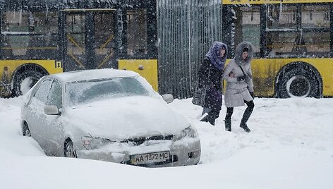 Ukrainoje gausiai prisnigus, paskelbta ypatingoji padėtis.