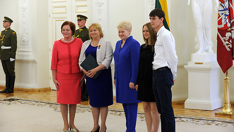 Valstybės dienos proga prezidentė Dalia Grybauskaitė skyrė ordinus ir medalius