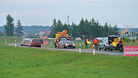 Lenktynininkas Martynas Samuitis su „Honda Civic Type-R“ įlėkė į griovį.