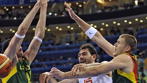K&scaron;y&scaron;tofas Lavrinovičius ir Marijonas Petravičius dėl kamuolio kovoja su Jorge Garbajosa.