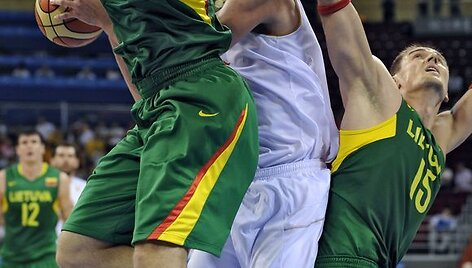 Ramūnas &Scaron;i&scaron;kauskas ir Robertas Javtokas blokuoja Pau Gasolį.
