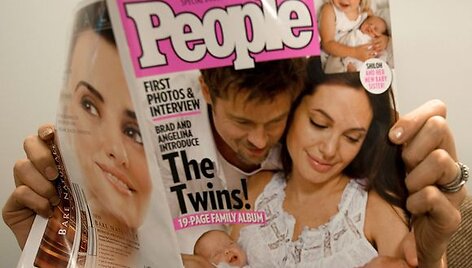 Brangiai kainuojančios dvynukų Knoxo Leono ir Vivienne Marcheline nuotraukos, specialiai žurnalui &bdquo;People&ldquo;.
