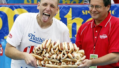 De&scaron;rainių valgymo čempionatas. Įdomu, kaip žmogus gali sukim&scaron;t tiek daug ir tokio maisto...