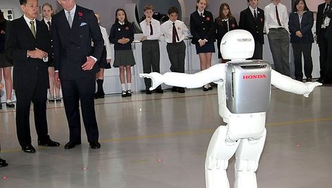 Humanoidas robotas „Asimo“ demonstruoja savo gebėjimus princui Charlesui.