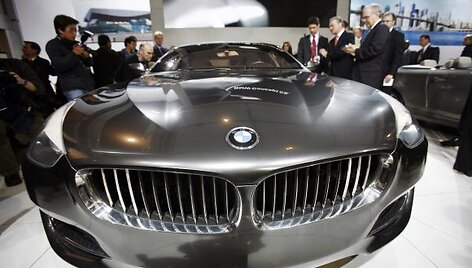 Automobilis i&scaron; priekio