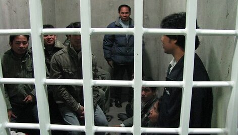 Nelegalios migracijos kontrolę vykdantys pasieniečiai ketvirtadienį Kaune sulaikė didžiausią pastaraisiais metais &scaron;alyje nelegaliai esančių užsieniečių grupę. Valstybės sienos apsaugos tarnybos (VSAT) pareigūnams įkliuvo net 38 laikinojoje sostinėje atsidūrę nelegalai i&scaron; Tailando.
