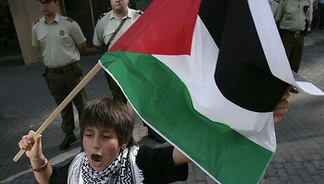 Čilėje palestinietis berniukas taip pat protestuoja prie Izraelio ambasados 