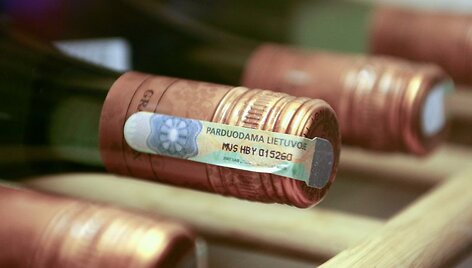Eugenijus Ostapenka nebežino, kaip nertis i&scaron; kailio &ndash; tai terorizuoja kolegę, tai, padauginęs alkoholio, atsiduria policijoje.