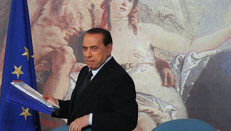 Silvio Berlusconi įra&scaron;inėja naują meilės dainų kompaktinę plok&scaron;telę.