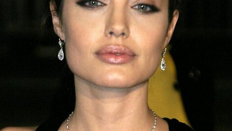 Angelina Jolie norėtų suvaidinti prancūzų filme.