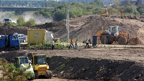 Per tą laiką, kol buvo aiškinamasi, kas statys arena, saloje buvo atlikta nemažai svarbių darbų. 