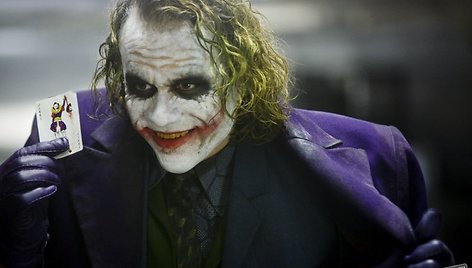 Kino kritikai prognozuoja, jog „The Dark Knight“ gali aplenkti net ir legendinį „Titaniką“.