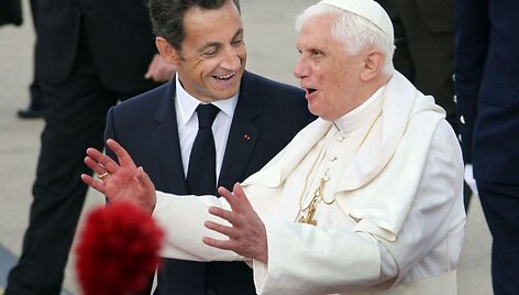 Katalikų dvasinį vadovą Paryžiaus Orli oro uoste pasitiko prezidentas Nicolas Sarkozy.