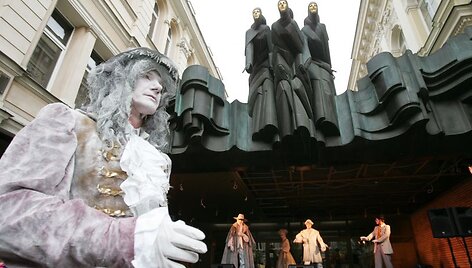Gatvės teatras - tai mobili, didelių sąlygų pasirodymams nereikalaujanti meno forma, jungianti  įvairius žanrus.
