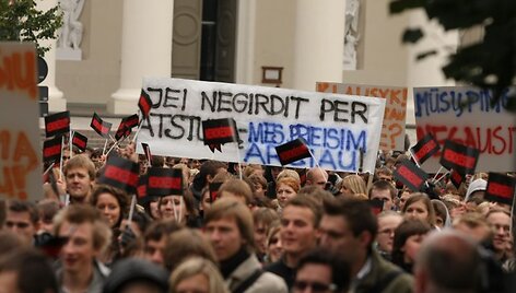 Vakar prie prezidentūros Vilniuje susirinko tūkstantinė studentų minia, kurie nuolat skandavo &bdquo;Nemokėsiu&ldquo;. 