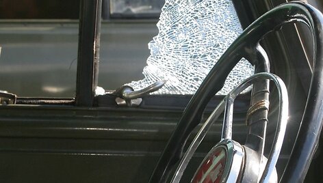 Užpuolikas savo automobiliu judrioje sankryžoje įlėkė į grupę žmonių. 