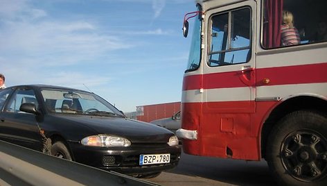 Lengvasis automobilis susidūrė su mokykliniu autobusu. 