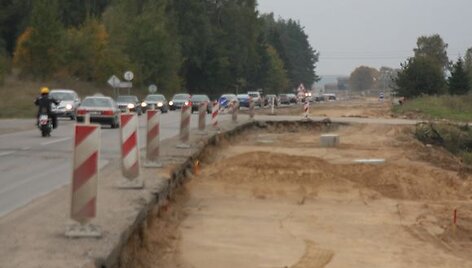 Kelininkai tikisi, kad keturių juostų asfalto danga iki Rie&scaron;ės turėtų atsirasti dar iki gruodžio, jei neprasidės ankstyvi &scaron;alčiai. 