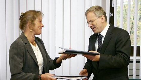 Smulkiojo ir vidutinio verslo plėtros paramos sutartį vakar pasira&scaron;ė E.Srejber ir R.&Scaron;adžius. 