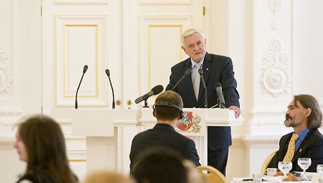 Sveikindamas Nacionalinių maldos pusryčių dalyvius prezidentas V.Adamkus būsimajam Seimui linkėjo įsiklausyti į žmonių lūkesčius. 