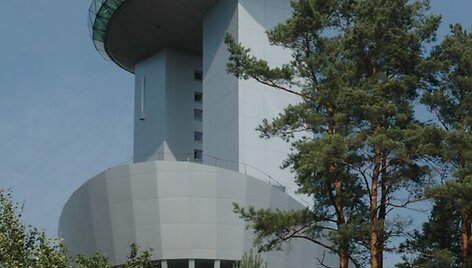 Muziejaus vaizdas i&scaron; i&scaron;orės i&scaron;ties primena kosminį miestelį, kuriame nutūpė skraidanti lėk&scaron;tė. 