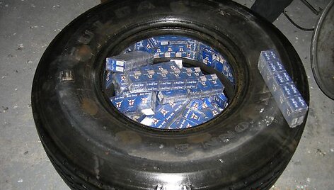 Automobilio ratuose rastos cigaretės.