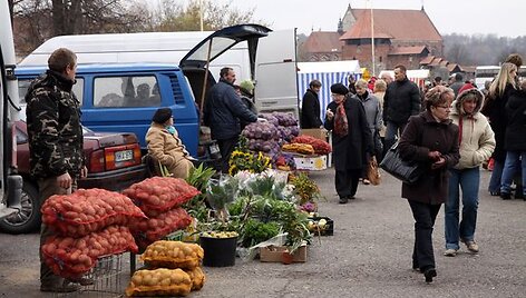 Ūkininkų turguje savo derliumi ir gaminiais prekiauja ūkininkai i&scaron; visos Lietuvos. Daugiausia &ndash; i&scaron; Kauno apskrities.