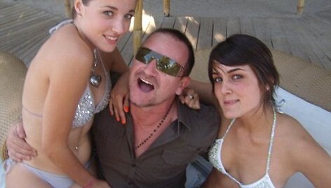 &bdquo;Facebook&ldquo; paskelbtose nuotraukose matoma, kaip dainininkas Bono linksminasi su dviem vien bikiniais vilkinčiomis studentėmis.