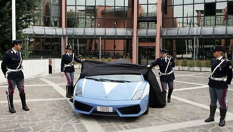 Naujieji &bdquo;Lamborghini&ldquo; modeliai pakeitė prie&scaron; tai Italijos pareigūnams tarnavusius &bdquo;senukus&ldquo; - 2004-ųjų gamybos &bdquo;Lamborghini Gallardo&ldquo; automobilius. 