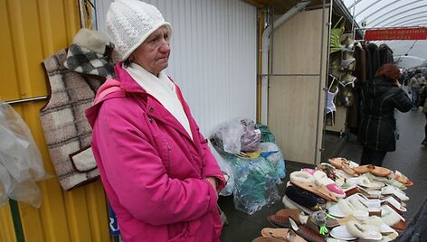Pagal būsimos Vyriausybės siūlomą tvarką &scaron;i moteris, prekiaujanti avalyne turguje, turėtų ateityje steigti įmonę.
