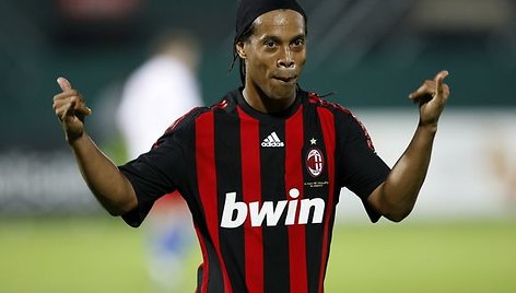 Ronaldinho negaili pinigų. Matyt, gerokai įklimpo į meilės pinkles