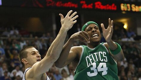 L.Kleiza dėl kamuolio kovoja su Bostono ekipos lyderiu P.Pierce'u.