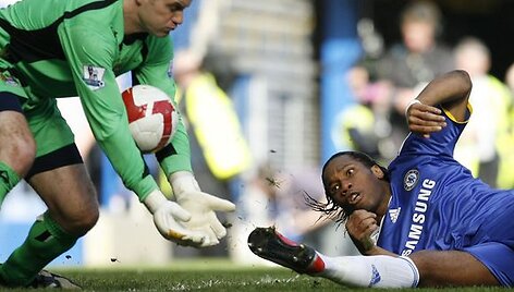 D.Drogba mėginimas nuginkluoti varžovų vartininką.