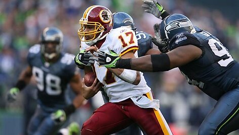 &bdquo;Washington Redskins&ldquo; žaidėjas Jasonas Campbellas (balta apranga) garsėja preciziniais perdavimais.