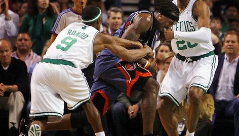 NBA čempionai tik po dviejų pratęsimų palaužė &bdquo;Bobcats&ldquo;.