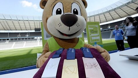 Pasaulio čempionato talismanas me&scaron;kiukas Berlino pristato medalius