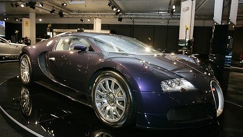 J.Buttonas už tokį patį tik juodos spalvos „Bugatti Veyron“ automobilį nori per milijoną eurų.